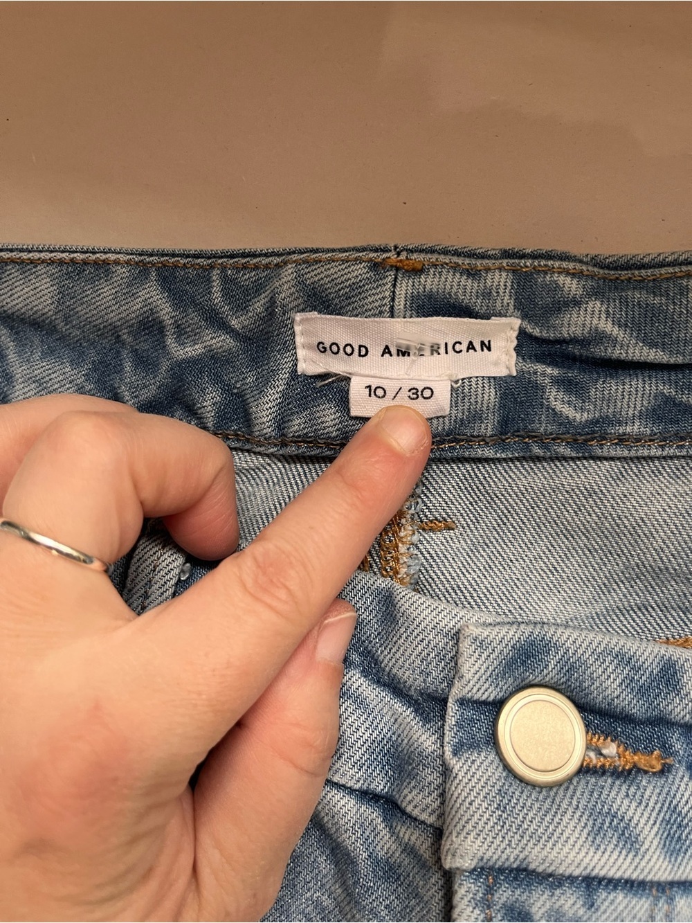 Good American The Weekender Cuffed Light Wash Relaxed Jeans 10/30 - Picture 6 of 11